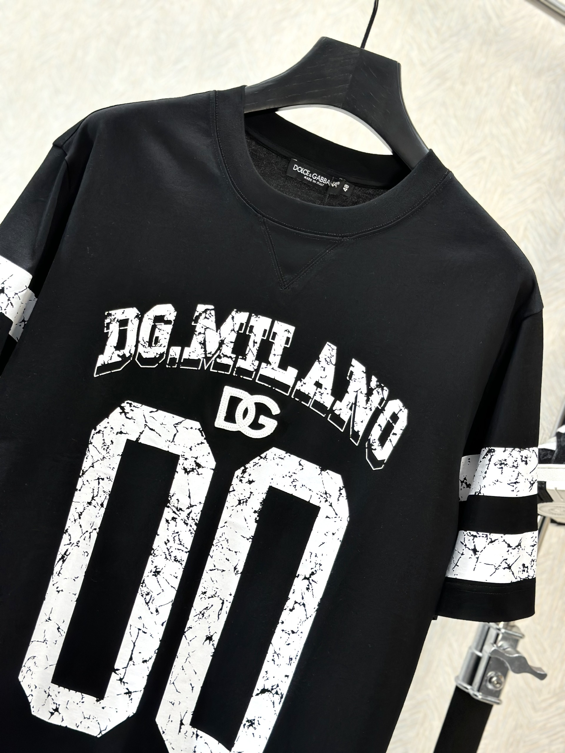 Áo phông T-shirt Dolce Gabbana DG Đen logo chữ số 00 kẻ sọc tay Trắng Like Auth on web VTN